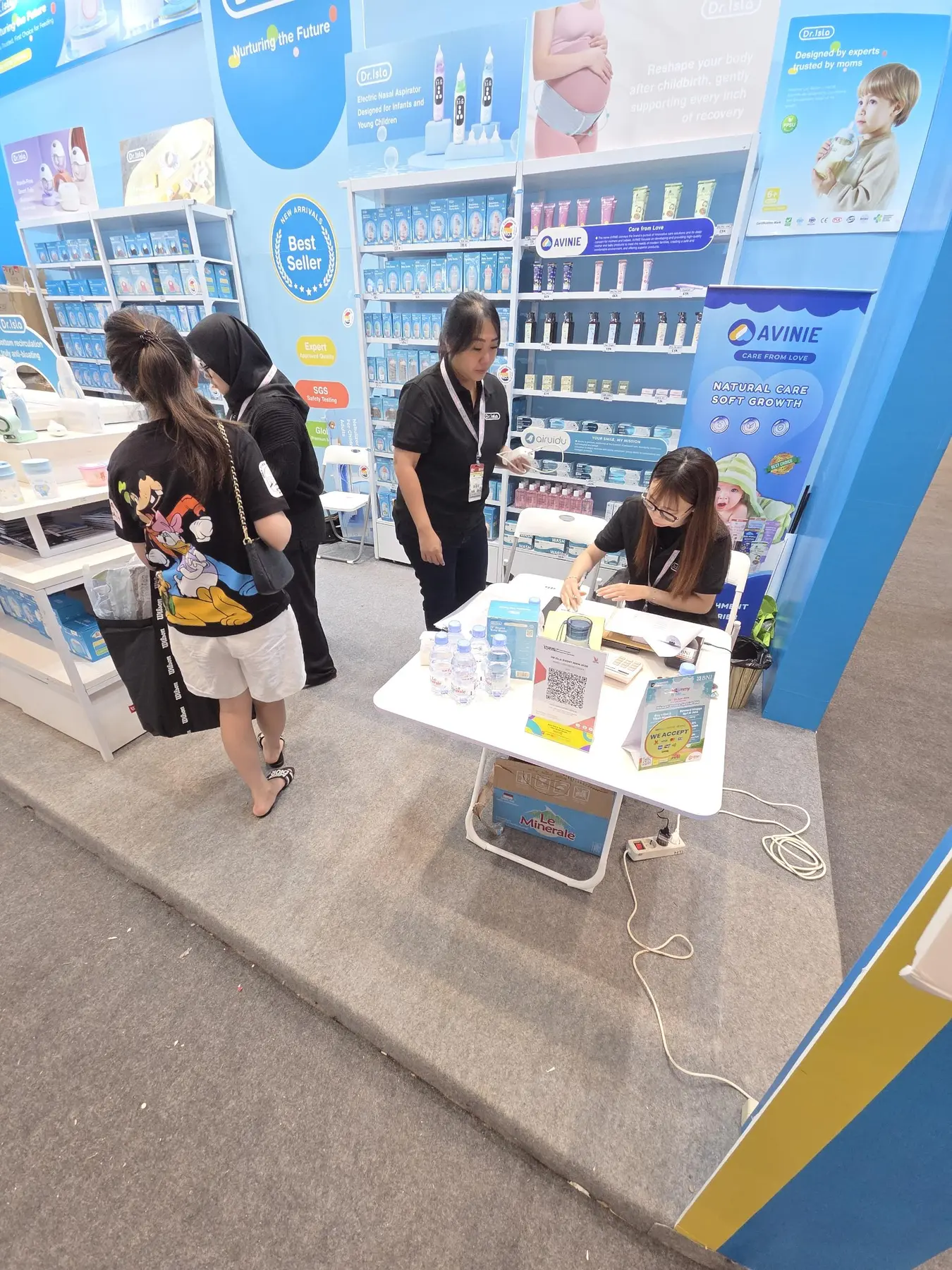 Dr.isla团队与展会参观者现场交流